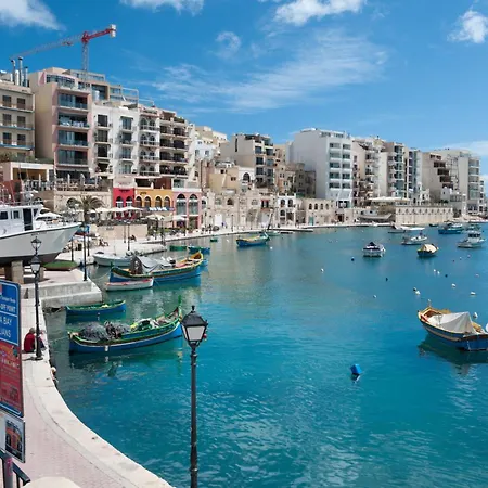 Idyllic Just Off The Promenade Apartment